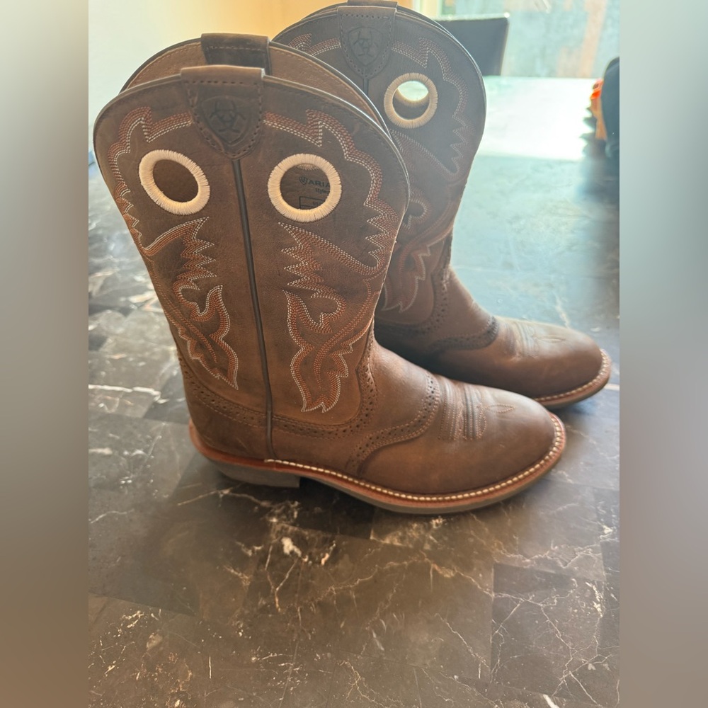 Ariat Brown Leather Western Boots with Round Toe
